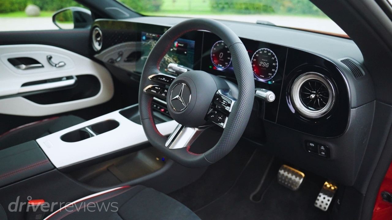 Mercedes-Benz CLA 250+ Electric cockpit with MBUX digital displays, steering wheel and centre console
