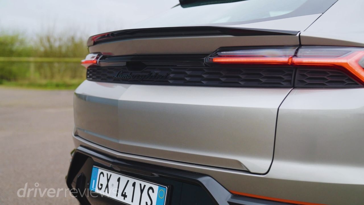 Lamborghini Urus SE rear close-up showing updated tail lights and Lamborghini script badging