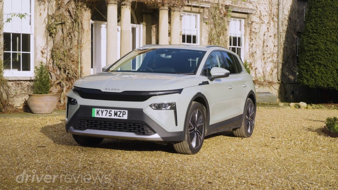 Skoda Elroq Edition front three-quarter view in Timiano Green at DriverReviews test location