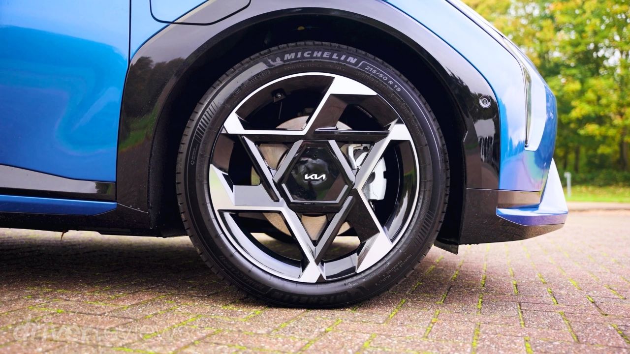 Kia EV4 GT-Line S 19-inch alloy wheel fitted with a Michelin 215/50 R19 tyre