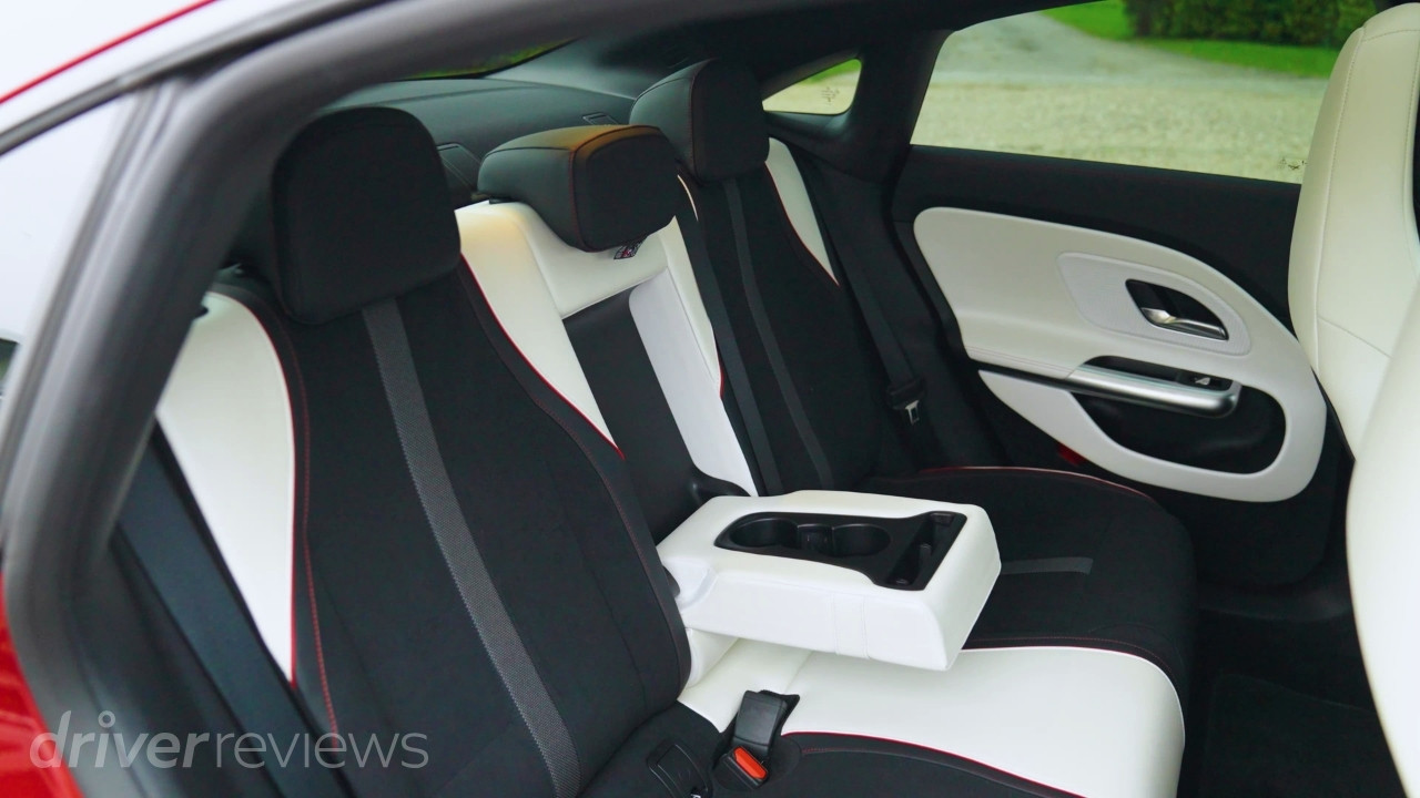 Rear seats of the Mercedes-Benz CLA 250+ Electric with centre armrest and two-tone upholstery