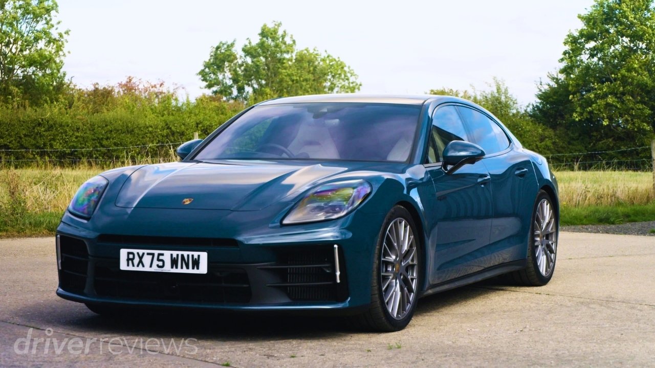 Montego Blue Metallic Porsche Panamera 4 E-Hybrid in front three-quarter view