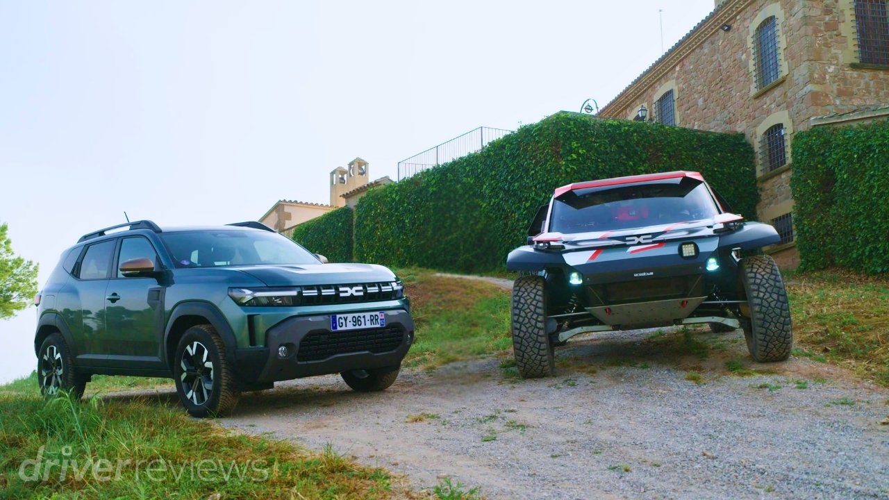 Dacia Duster and Dacia Sandrider side by side showing the brand's road and rally raid models