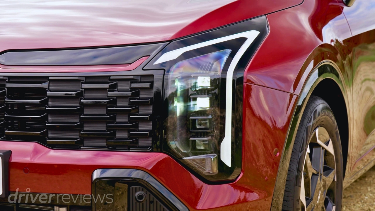 Red Kia Sportage GT-Line S Star Map LED headlight and front grille detail