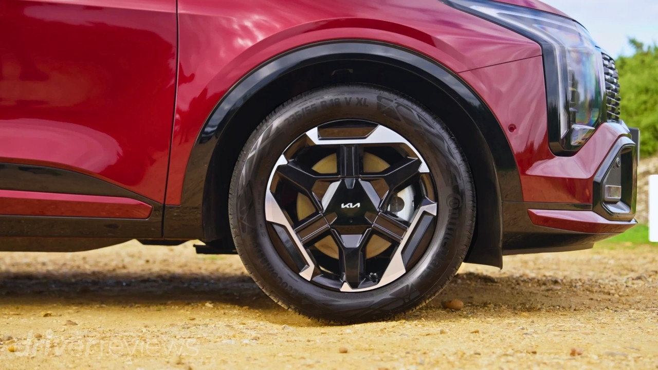 Kia Sportage GT-Line S 18-inch alloy wheel with Continental EcoContact 6 tyre