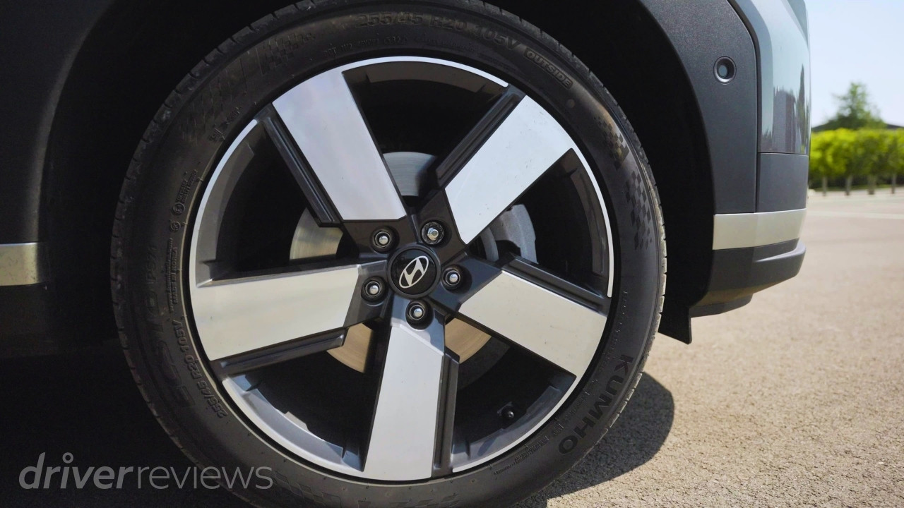 Kumho Ecsta PS71 tyre and 20-inch silver alloy wheel on the Hyundai Santa Fe